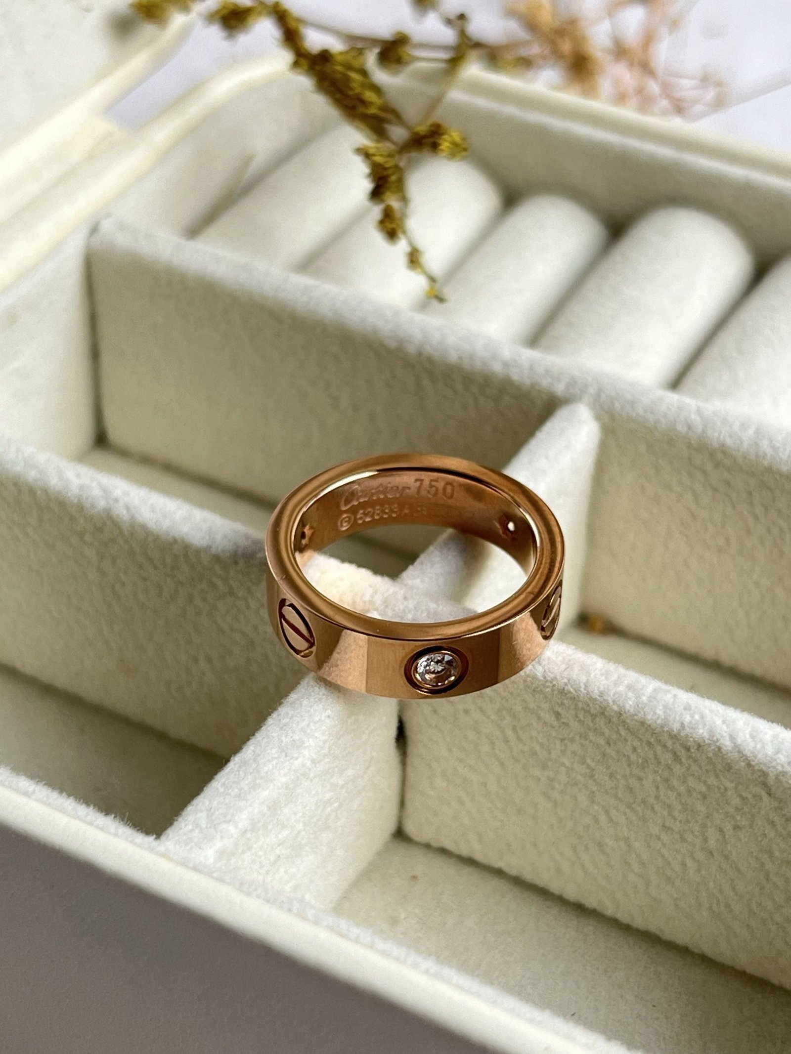 Amour Love Screw Band Ring
