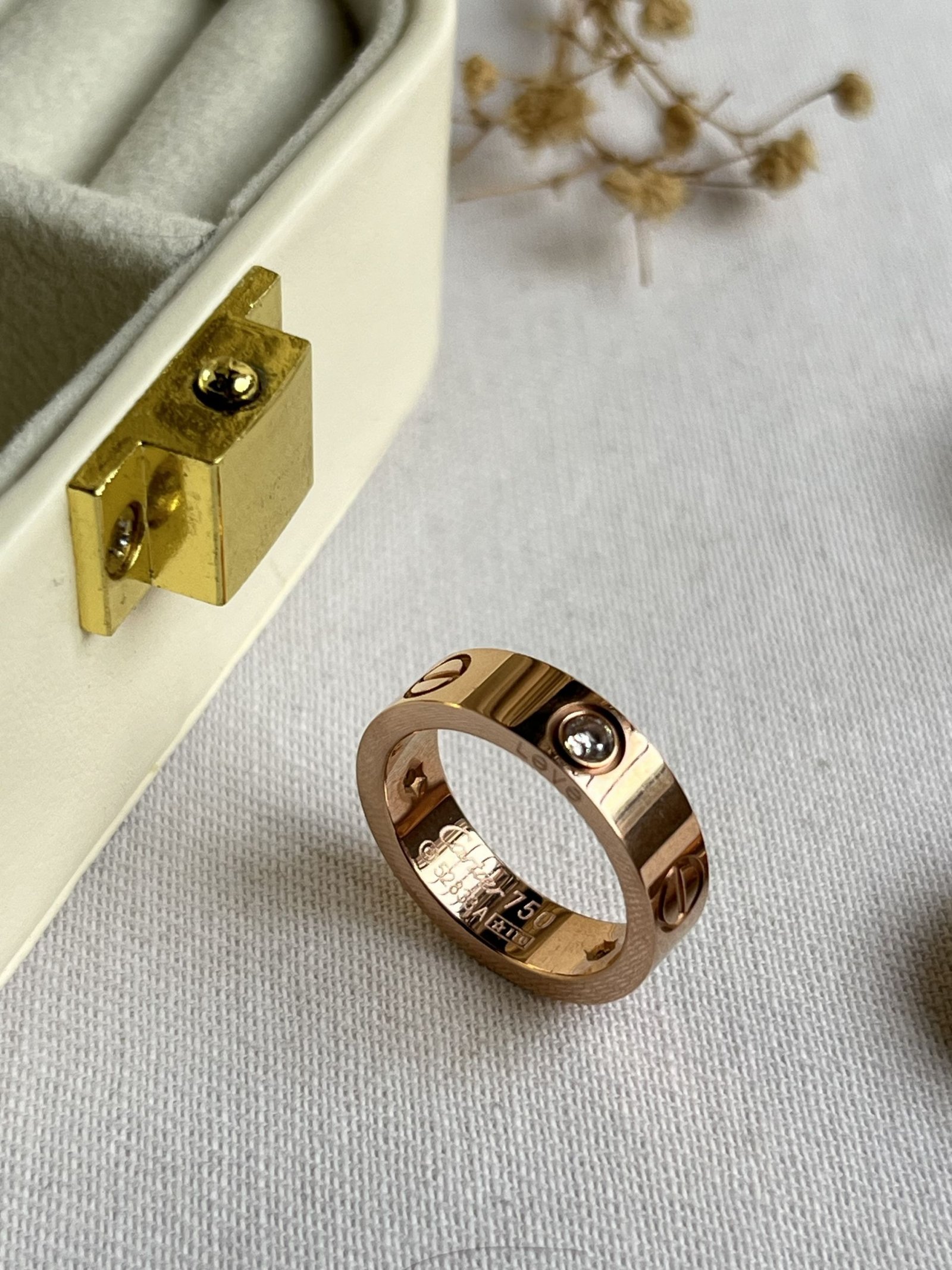 Amour Love Screw Band Ring