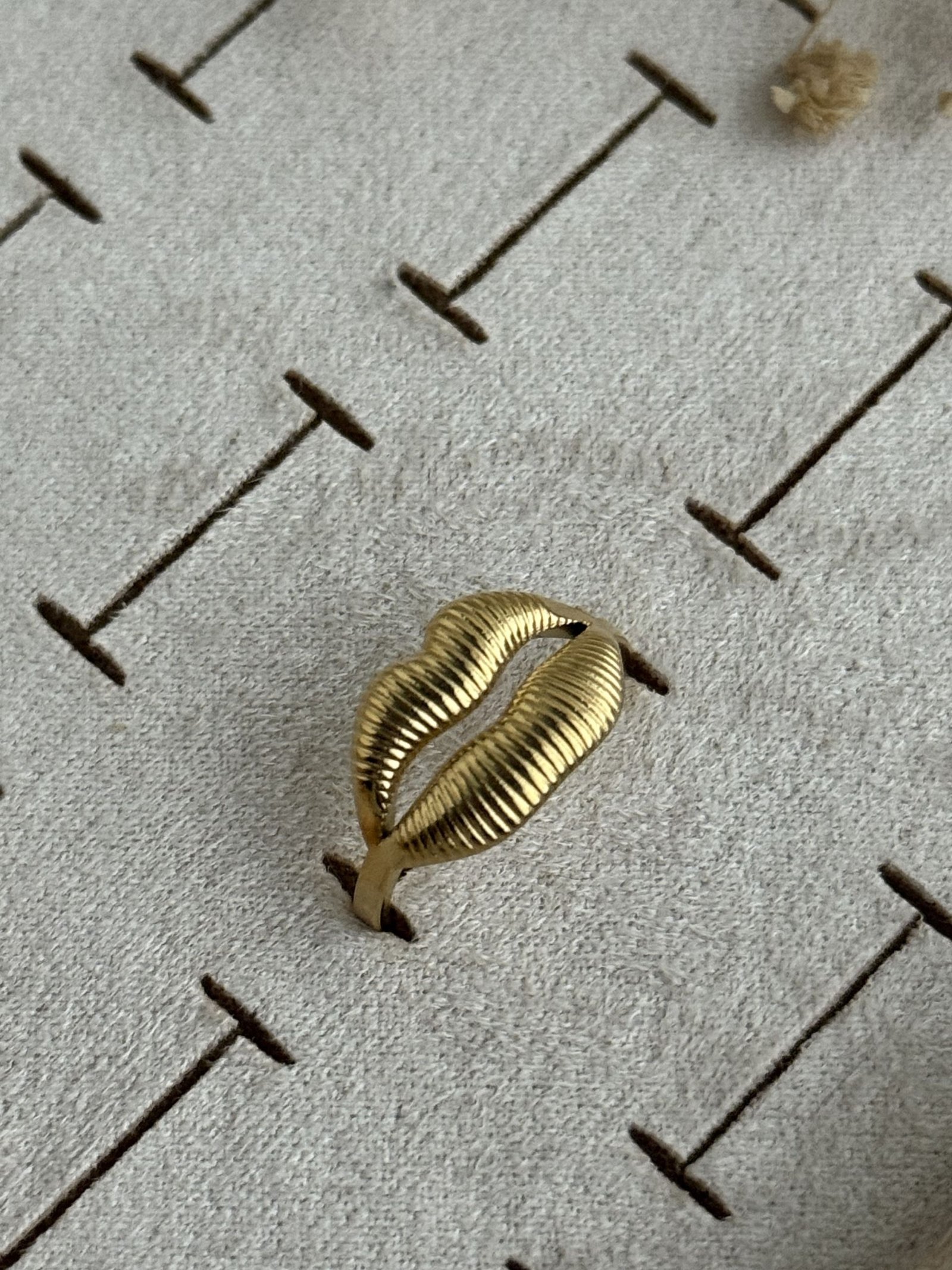 Velour Kiss Sculpt Ring