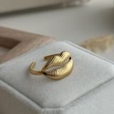 Velour Kiss Sculpt Ring