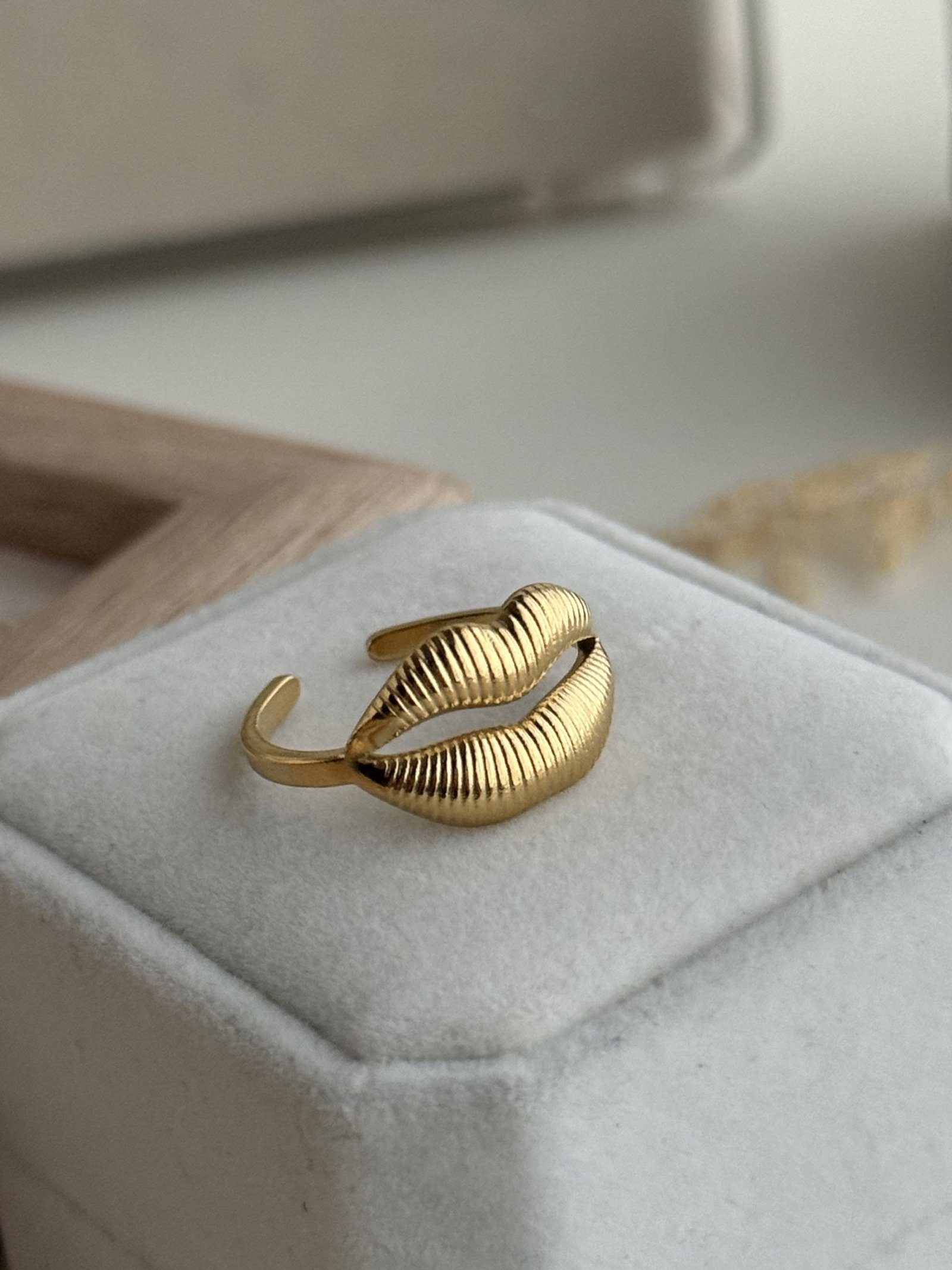 Velour Kiss Sculpt Ring