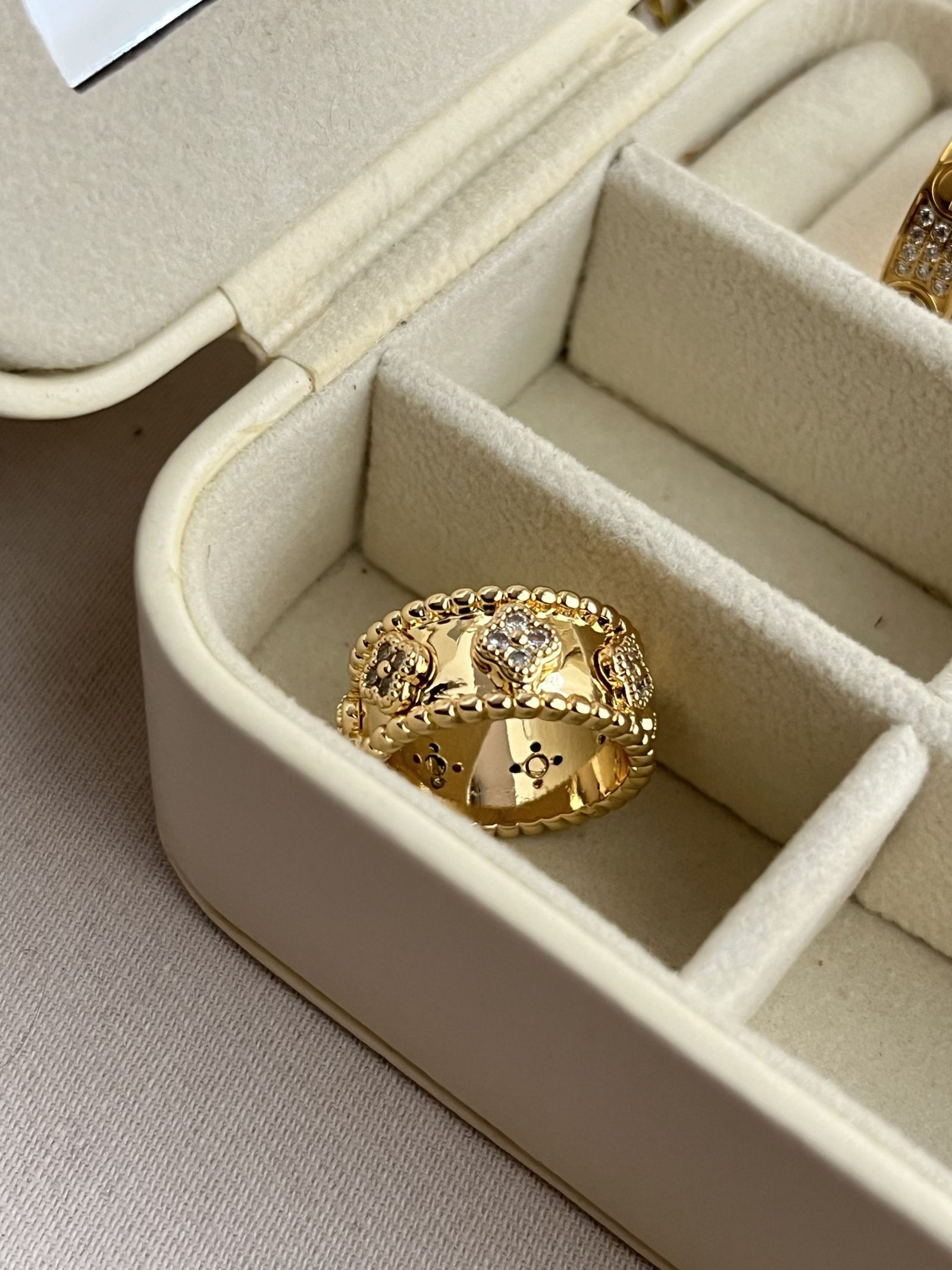 PerlΓ©e Clover Band Ring