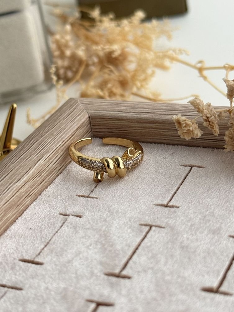 Lunara Knot Pavé Ring