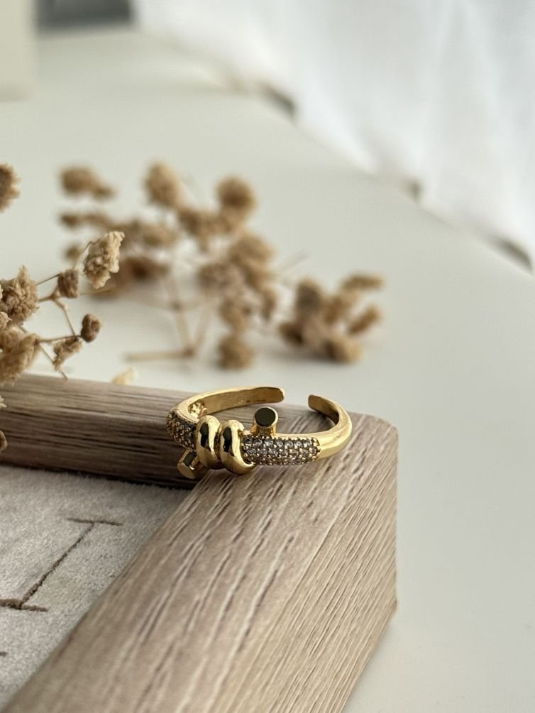 Lunara Knot Pavé Ring