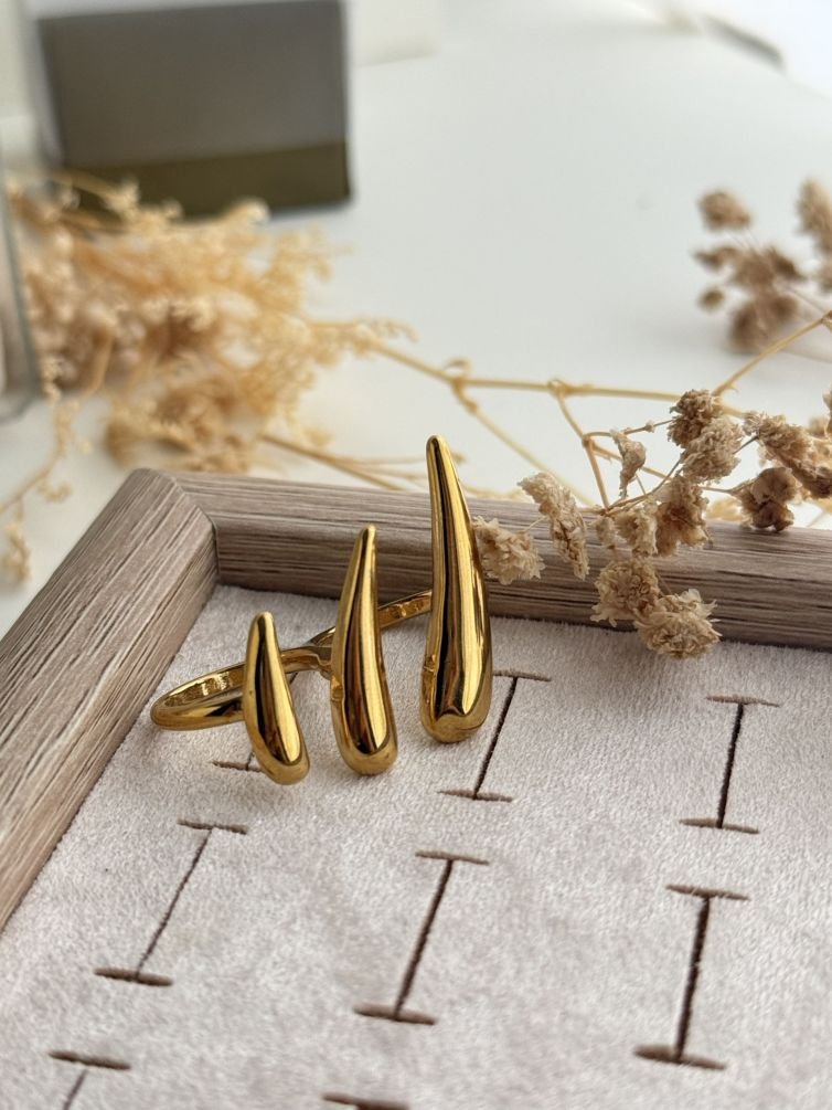 Velora Curve Statement Ring