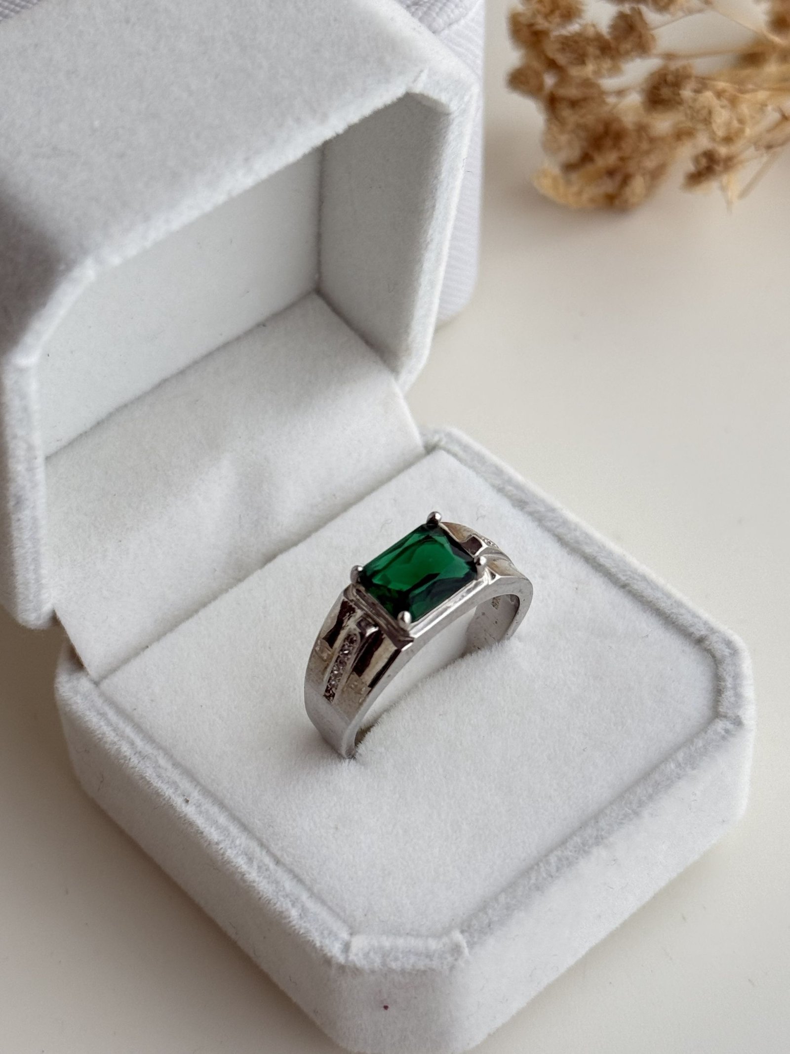 Emerald Crest Menβs Statement Ring