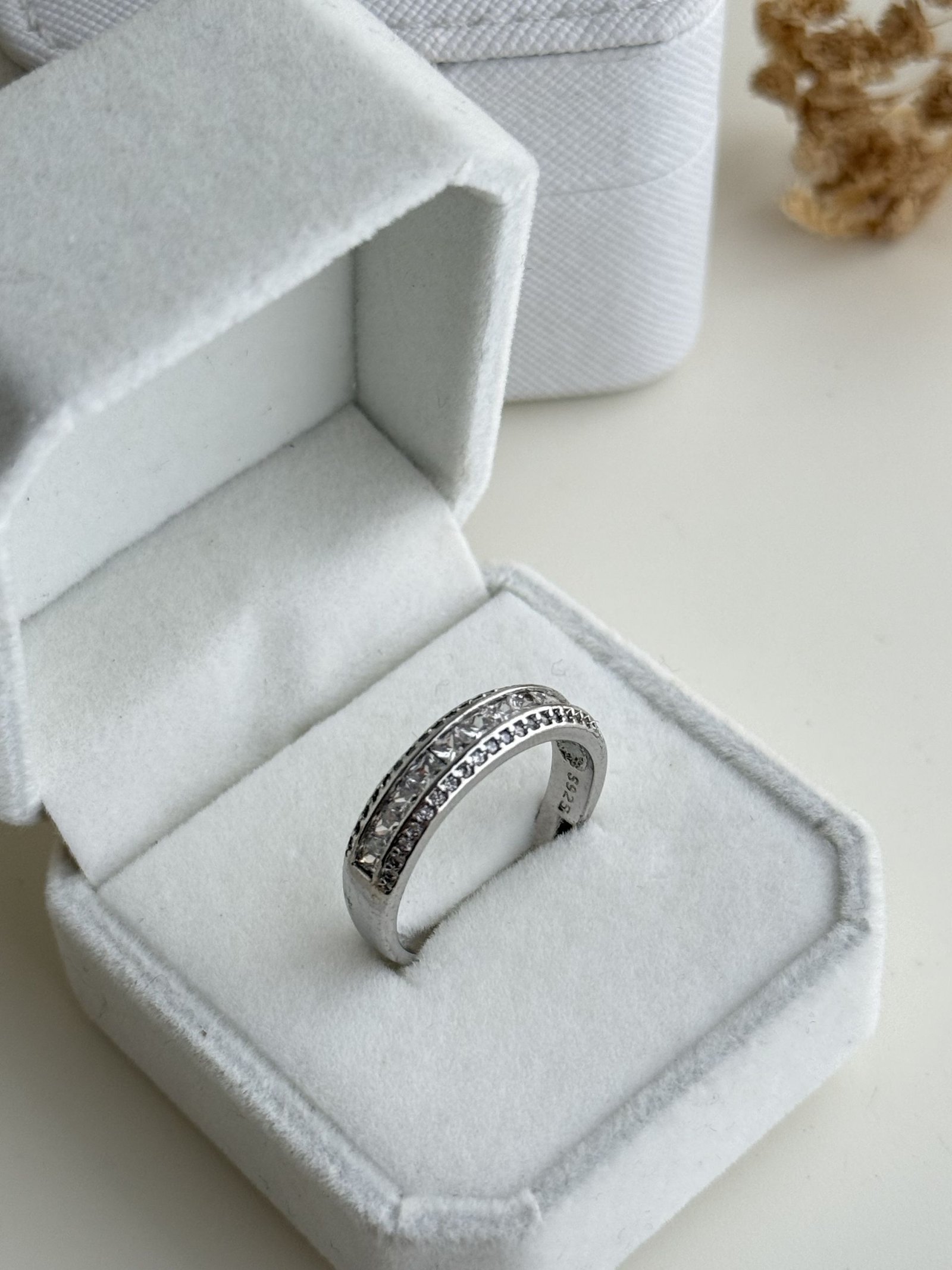 Elaria Channel Eternity Band
