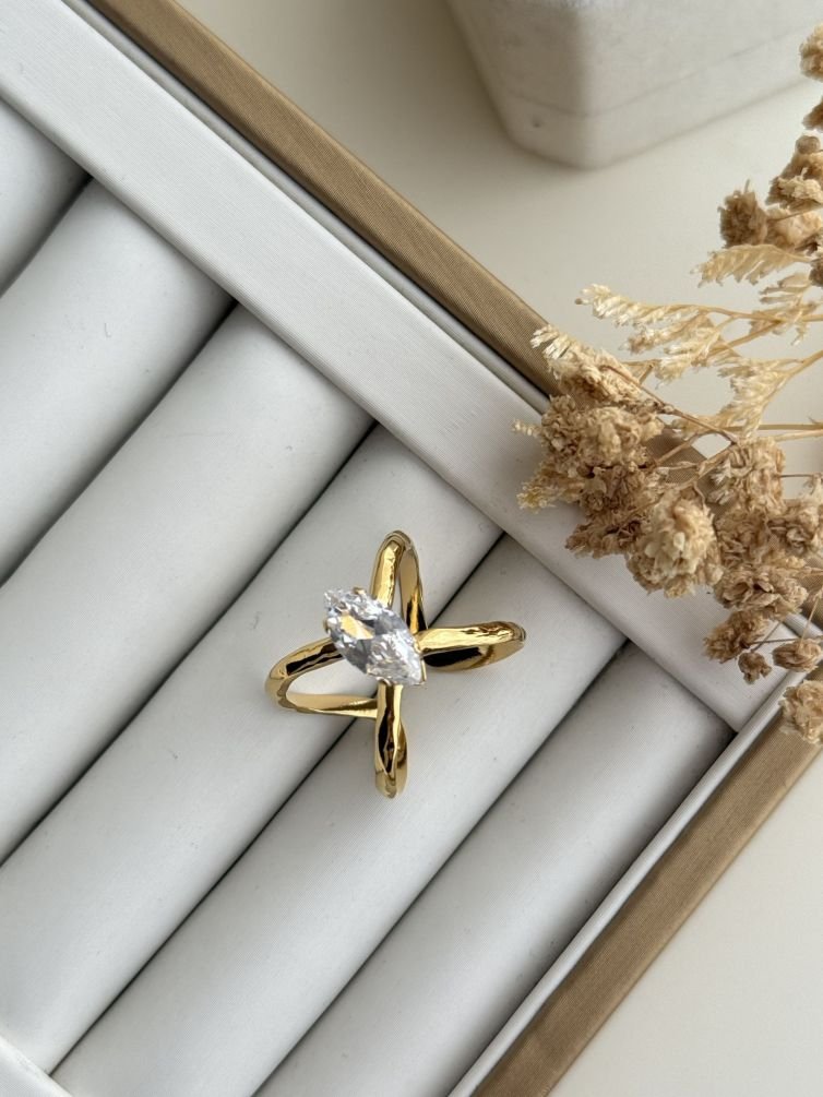 Royale Marquise Cross Ring