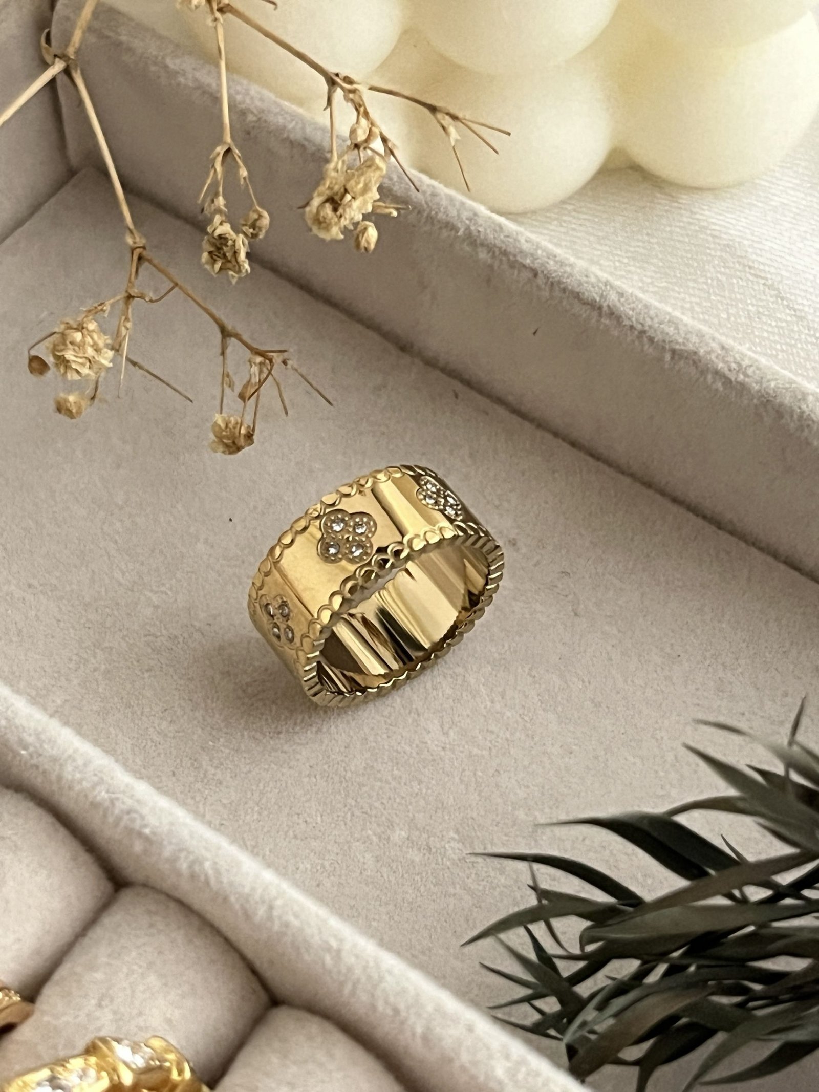 PerlΓ©e Flora Band Ring