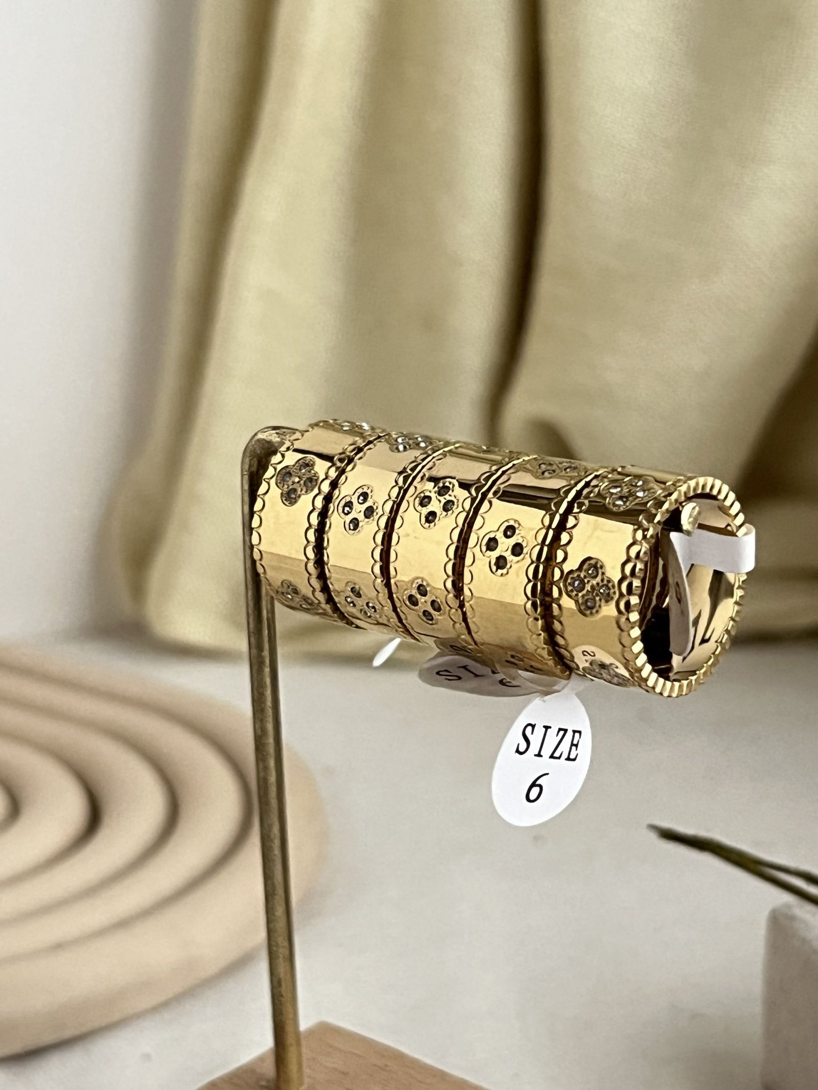 PerlΓ©e Flora Band Ring