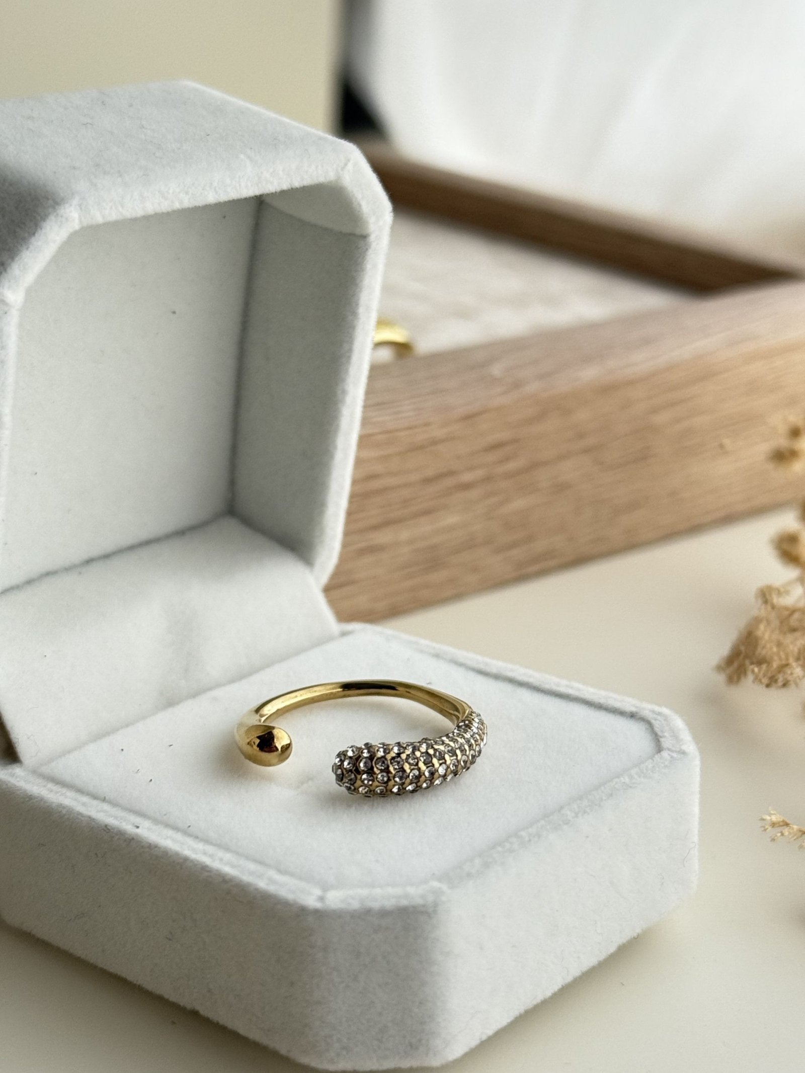 Radiant Curve Pavé Adjustable Ring