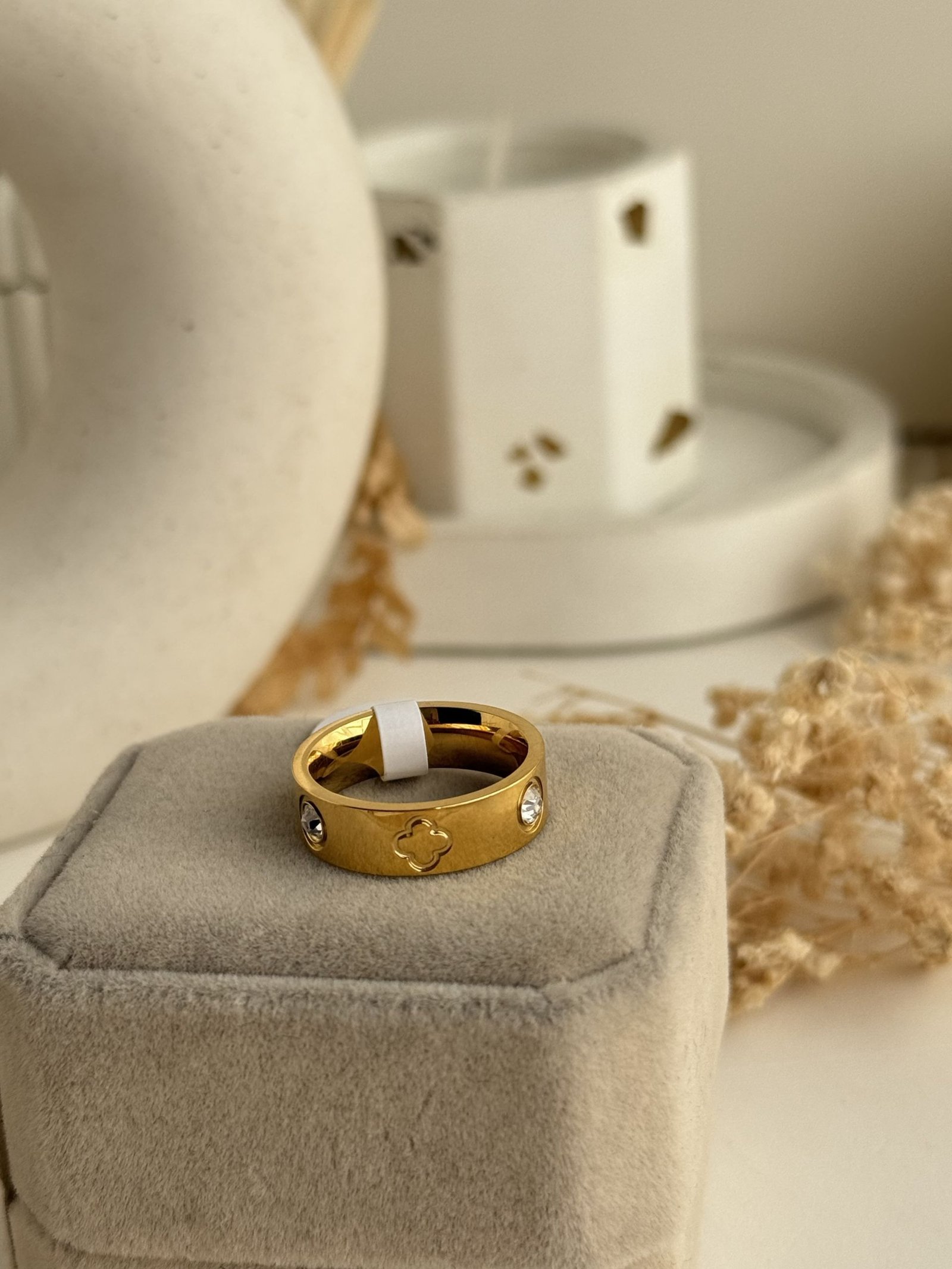 Clover Élan Band Ring