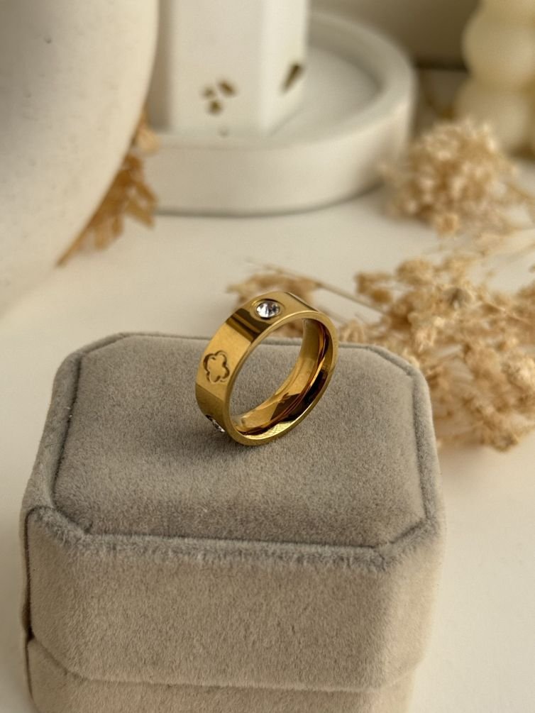 Clover Élan Band Ring