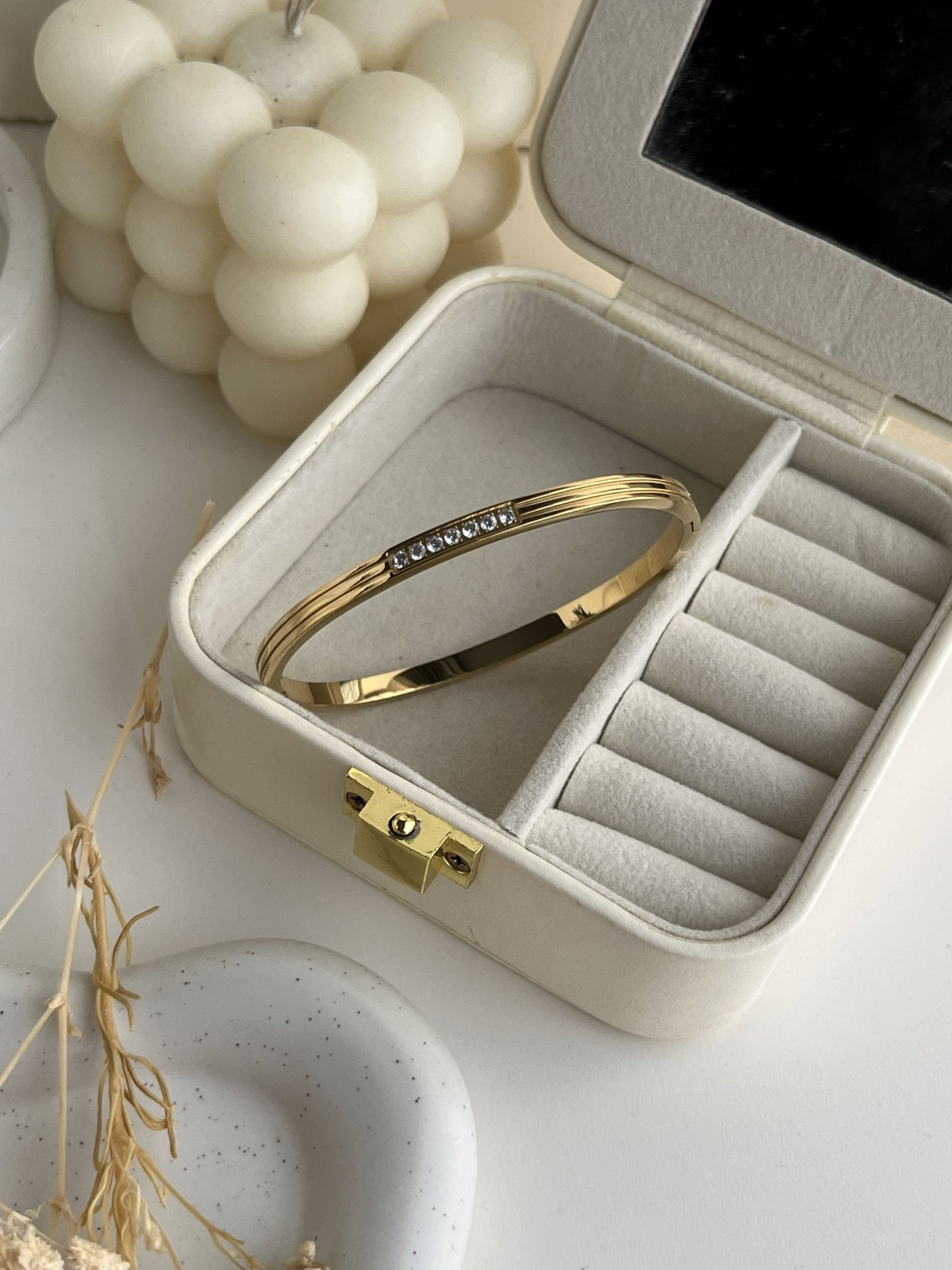 Oria Linea Crystal Cuff