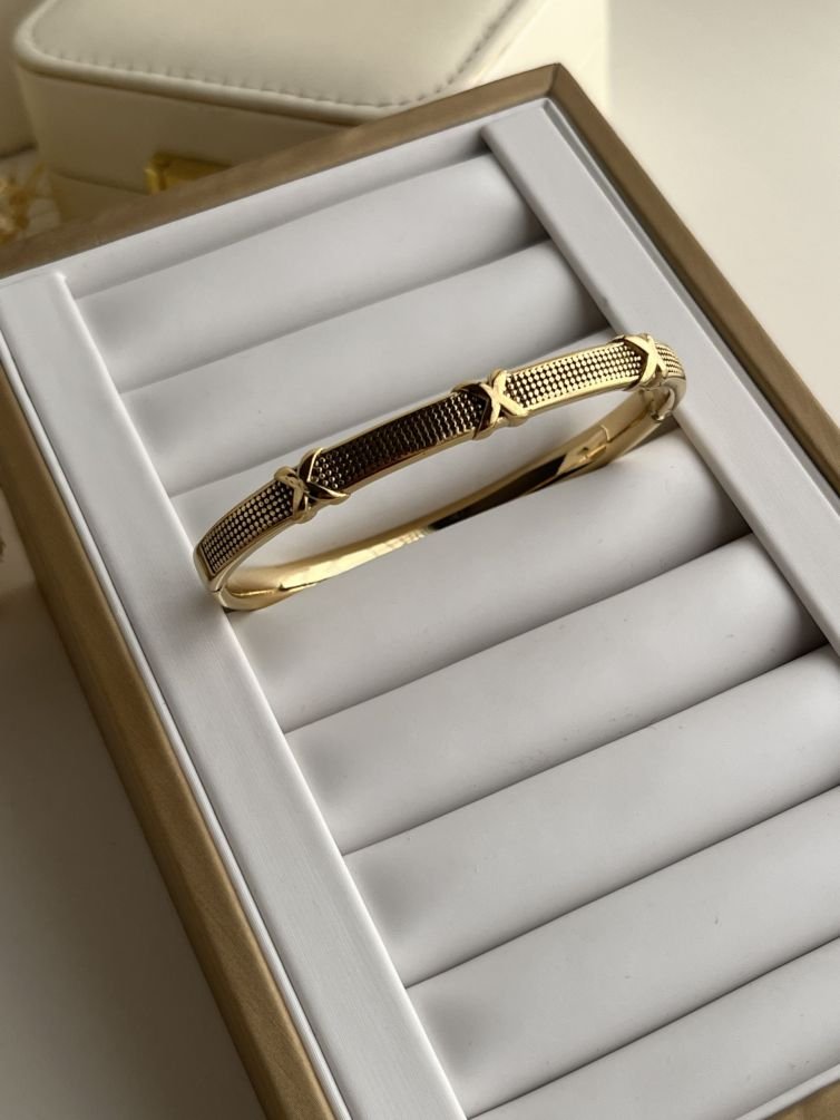Virelle Texture Cuff