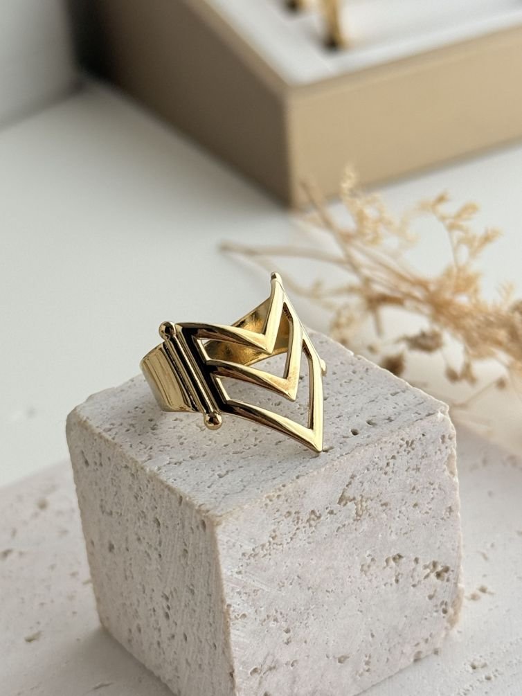 Veyra Adjustable Ring