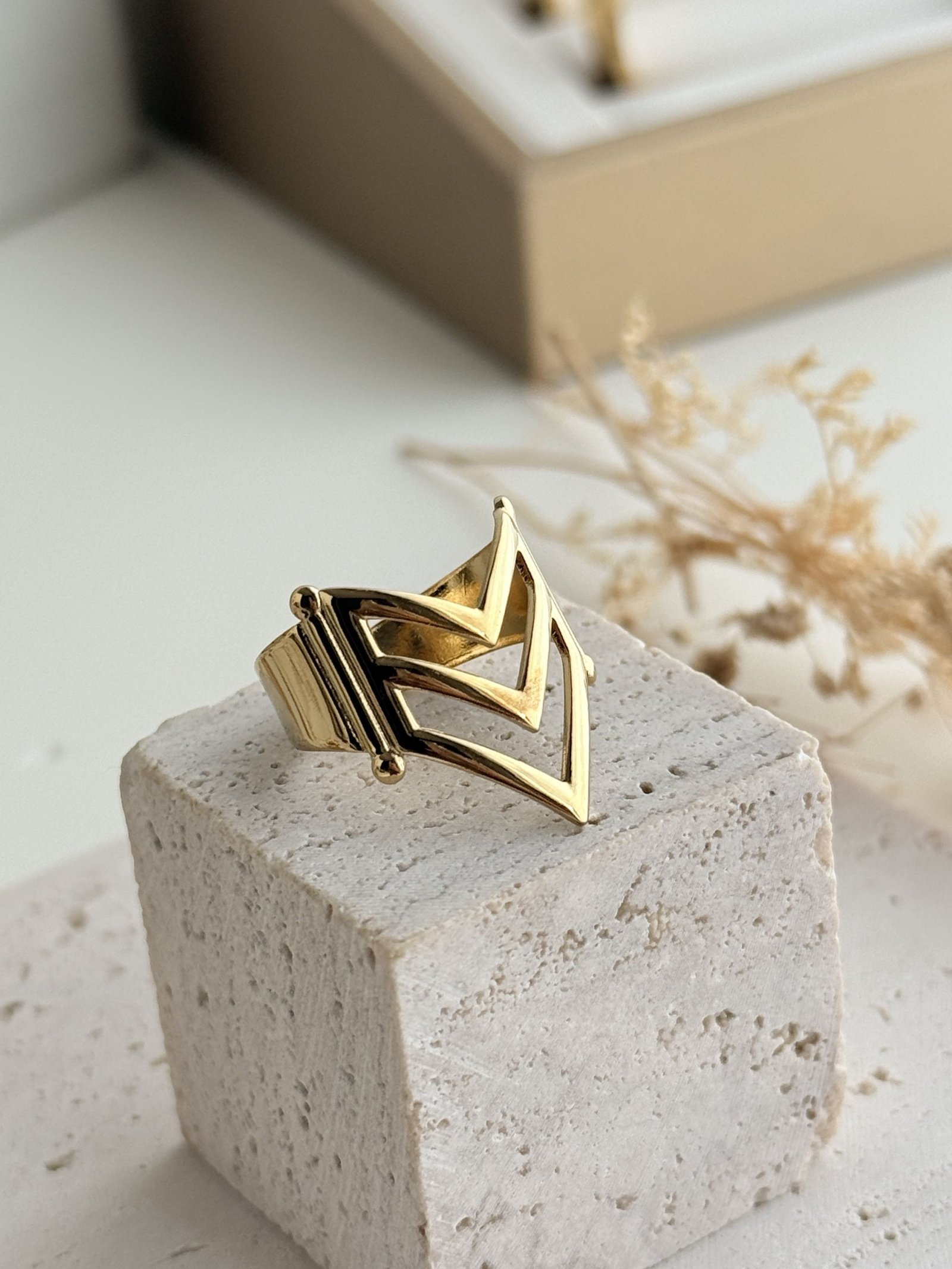 Veyra Adjustable Ring