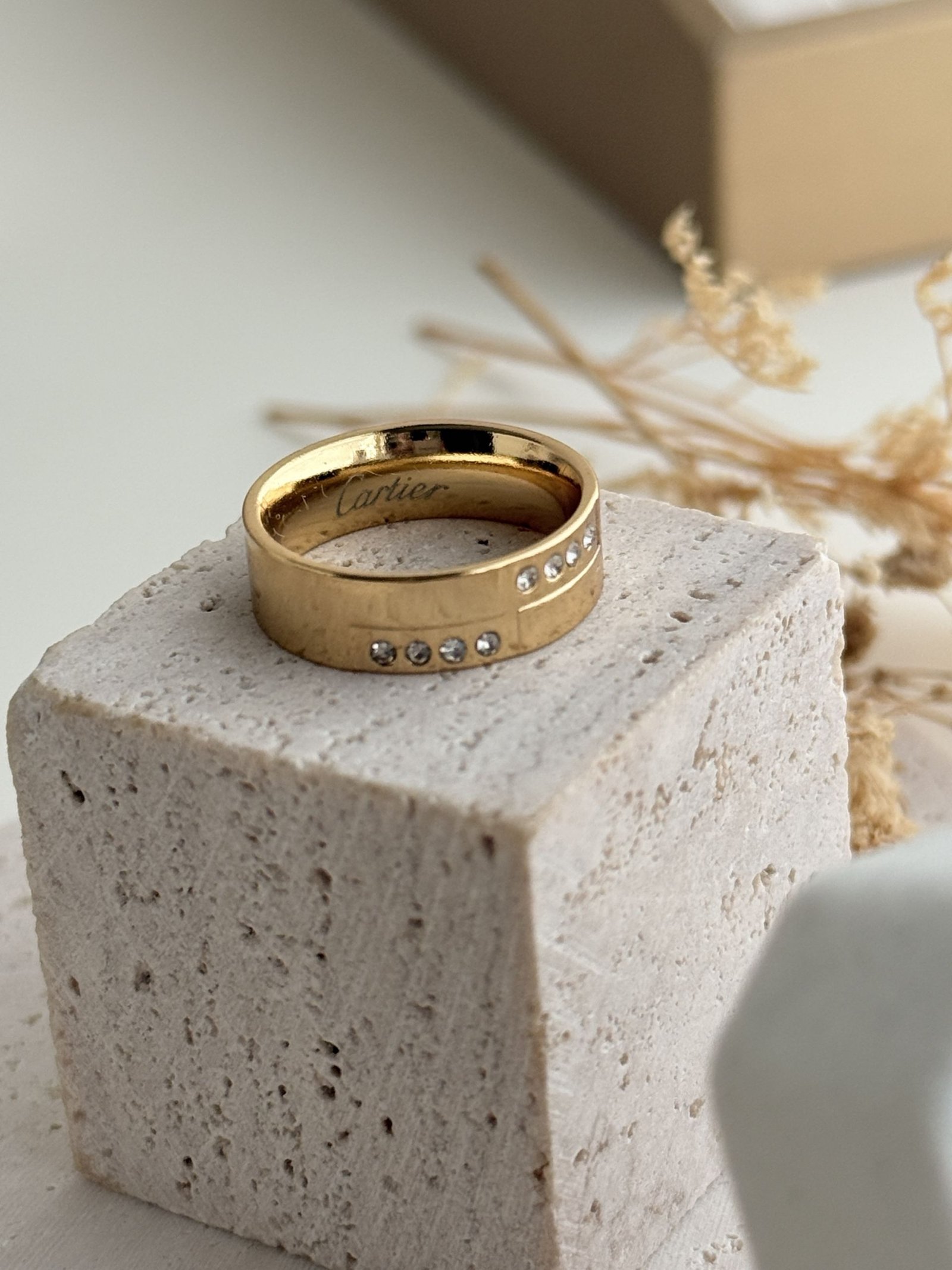 Valère Crest Ring