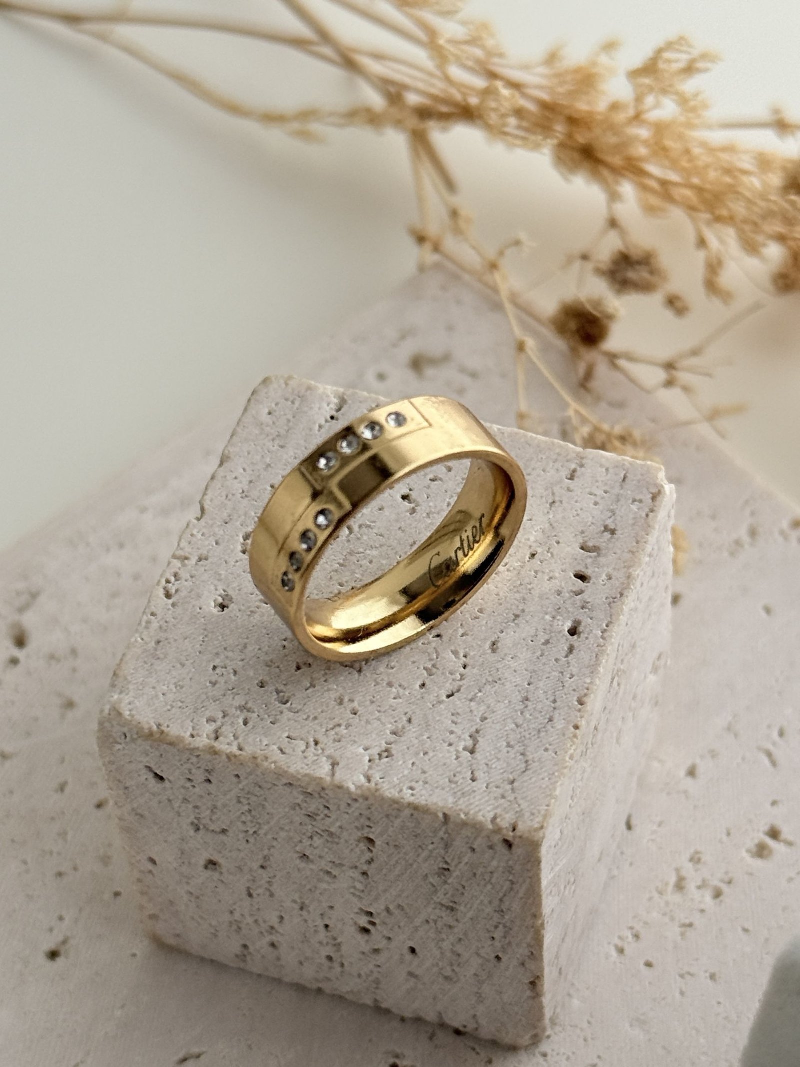 Valère Crest Ring