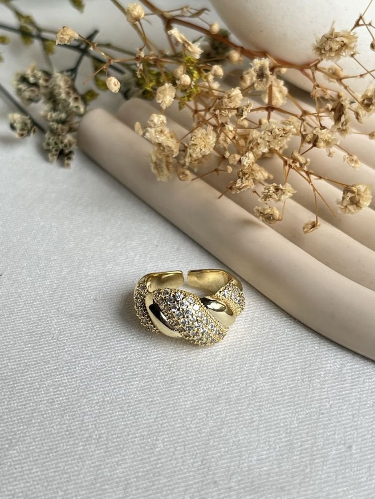 Élaris Knot Pavé Ring
