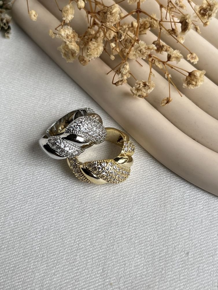 Élaris Knot Pavé Ring