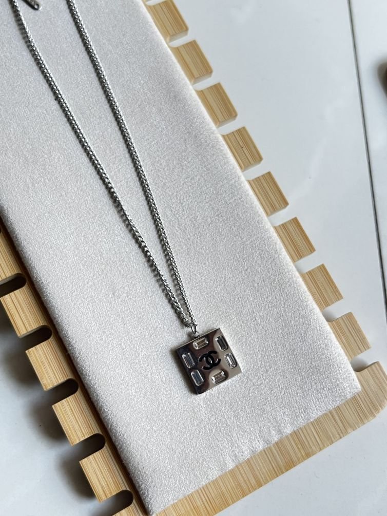 Crystal Frame Pendant Neckchain