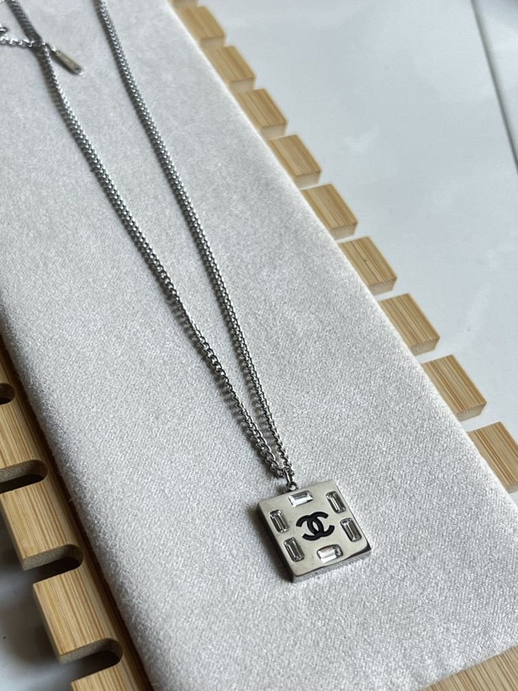Crystal Frame Pendant Neckchain