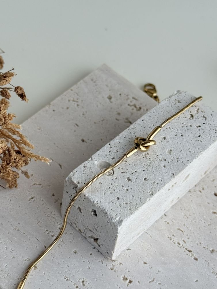 Étreinte Knot Bracelet