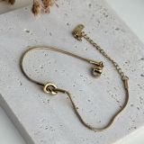 Étreinte Knot Bracelet