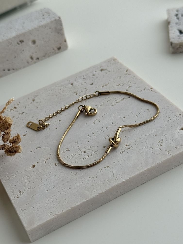 Étreinte Knot Bracelet