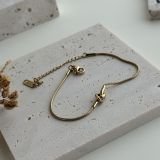 Étreinte Knot Bracelet