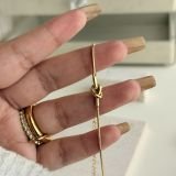 Étreinte Knot Bracelet
