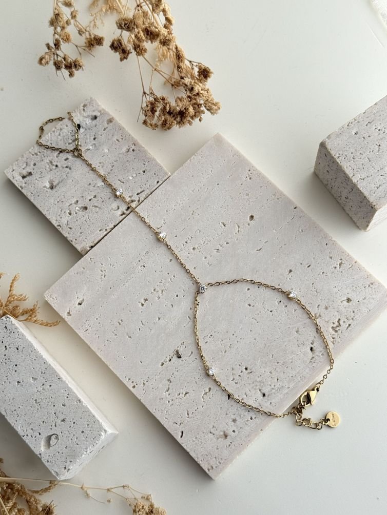 Élaria Crystal Hand Chain