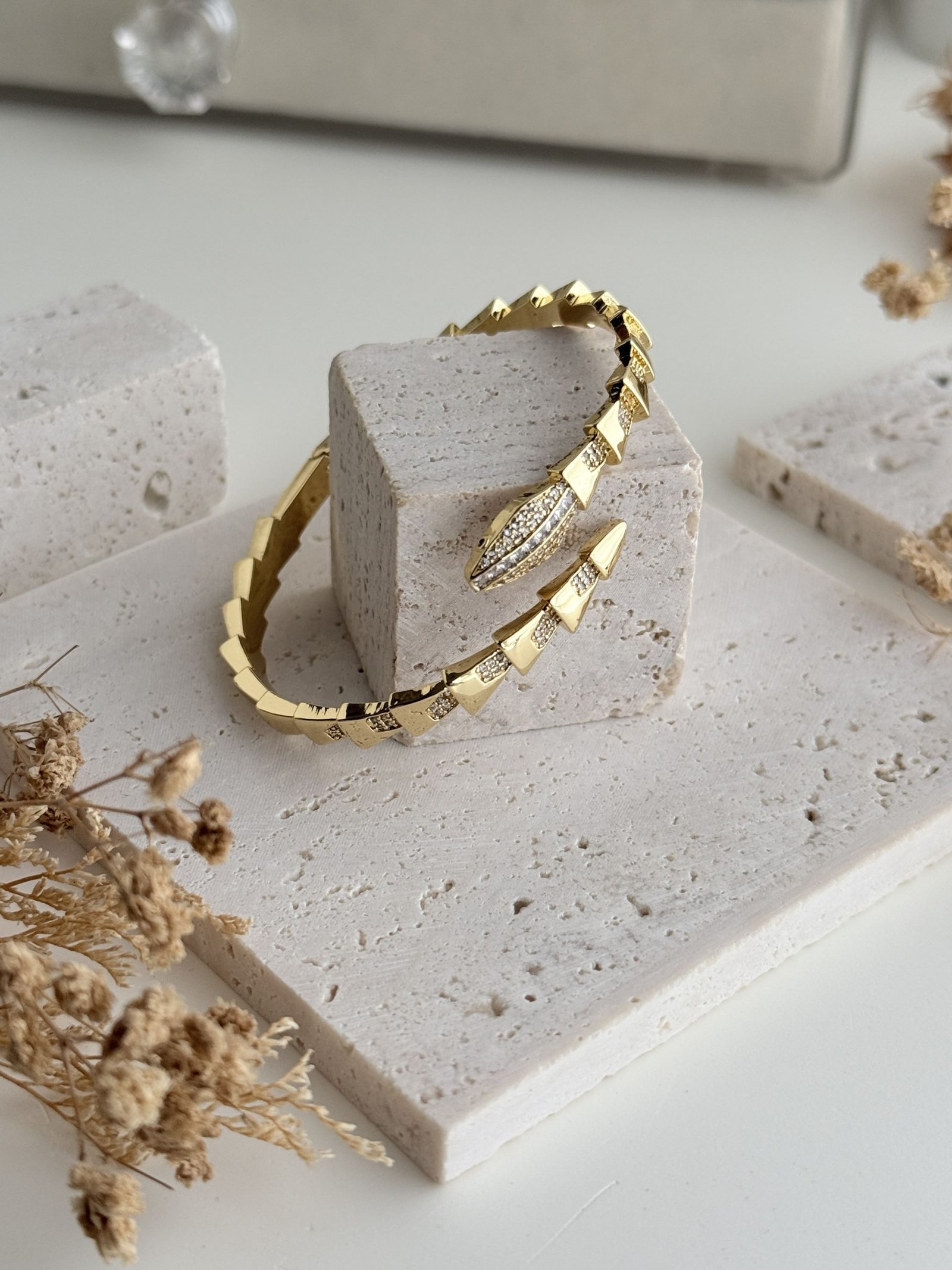 Aveline Γtoile Cuff