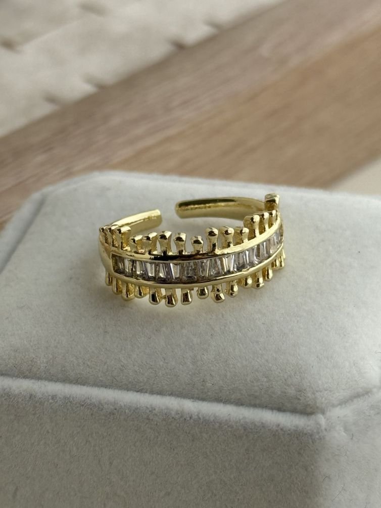 Aurévie Crystal Arc Ring