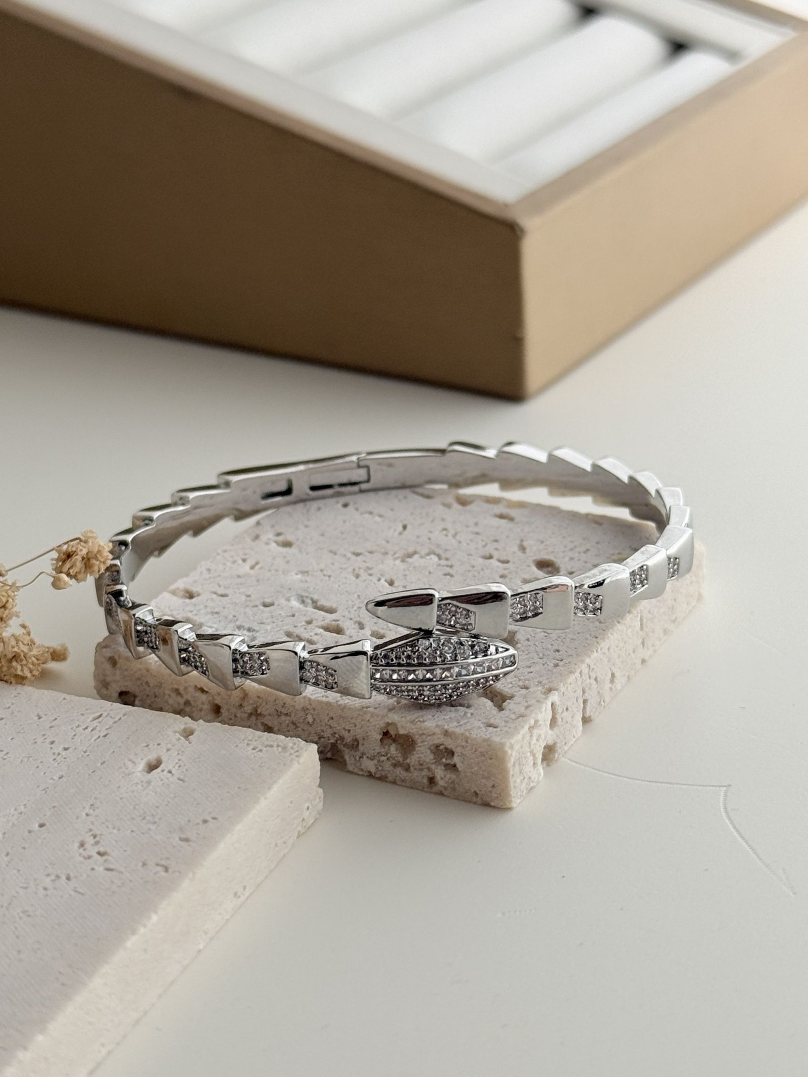 Aveline Γtoile Cuff