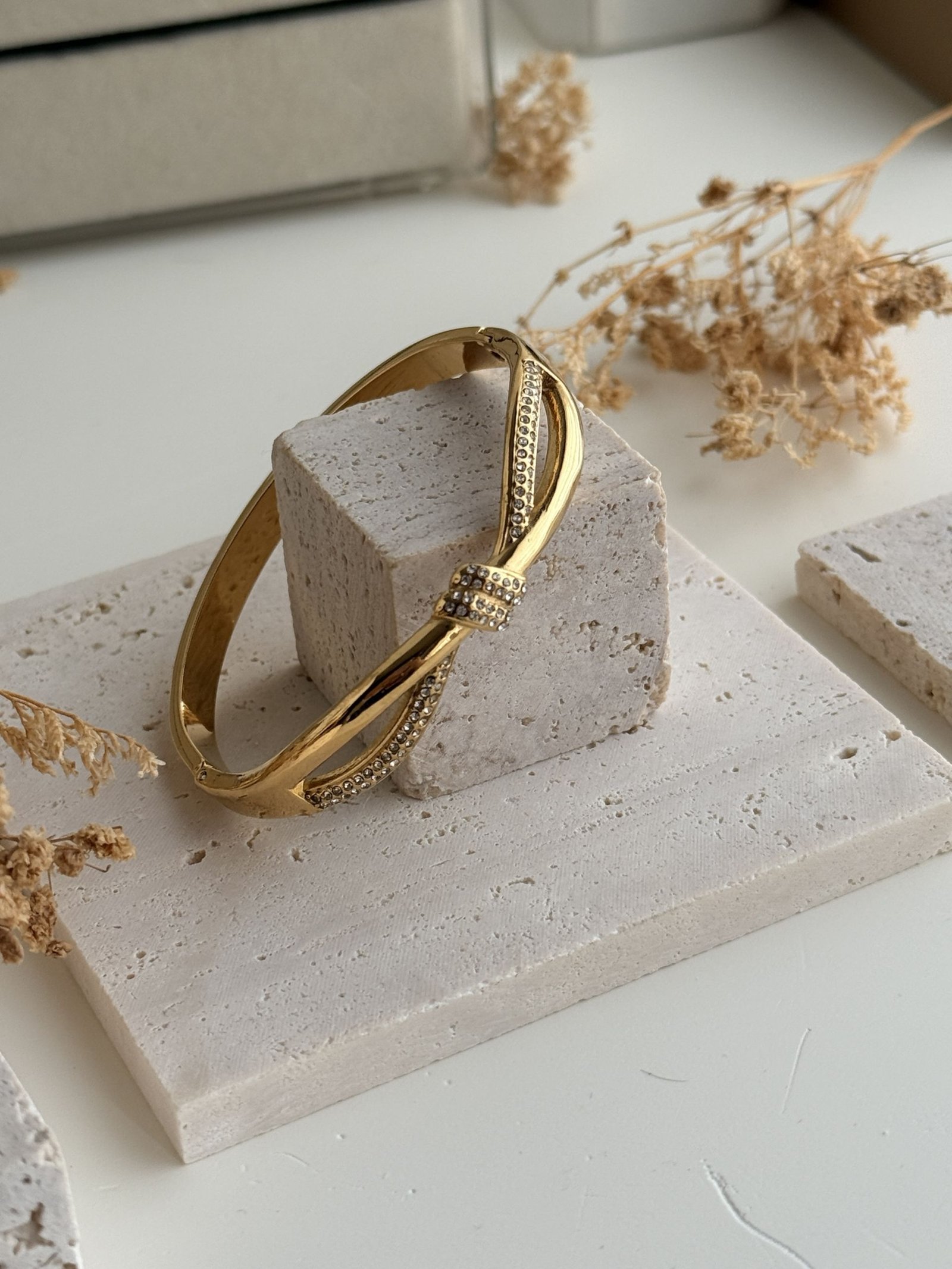 Lumière Bow Cuff