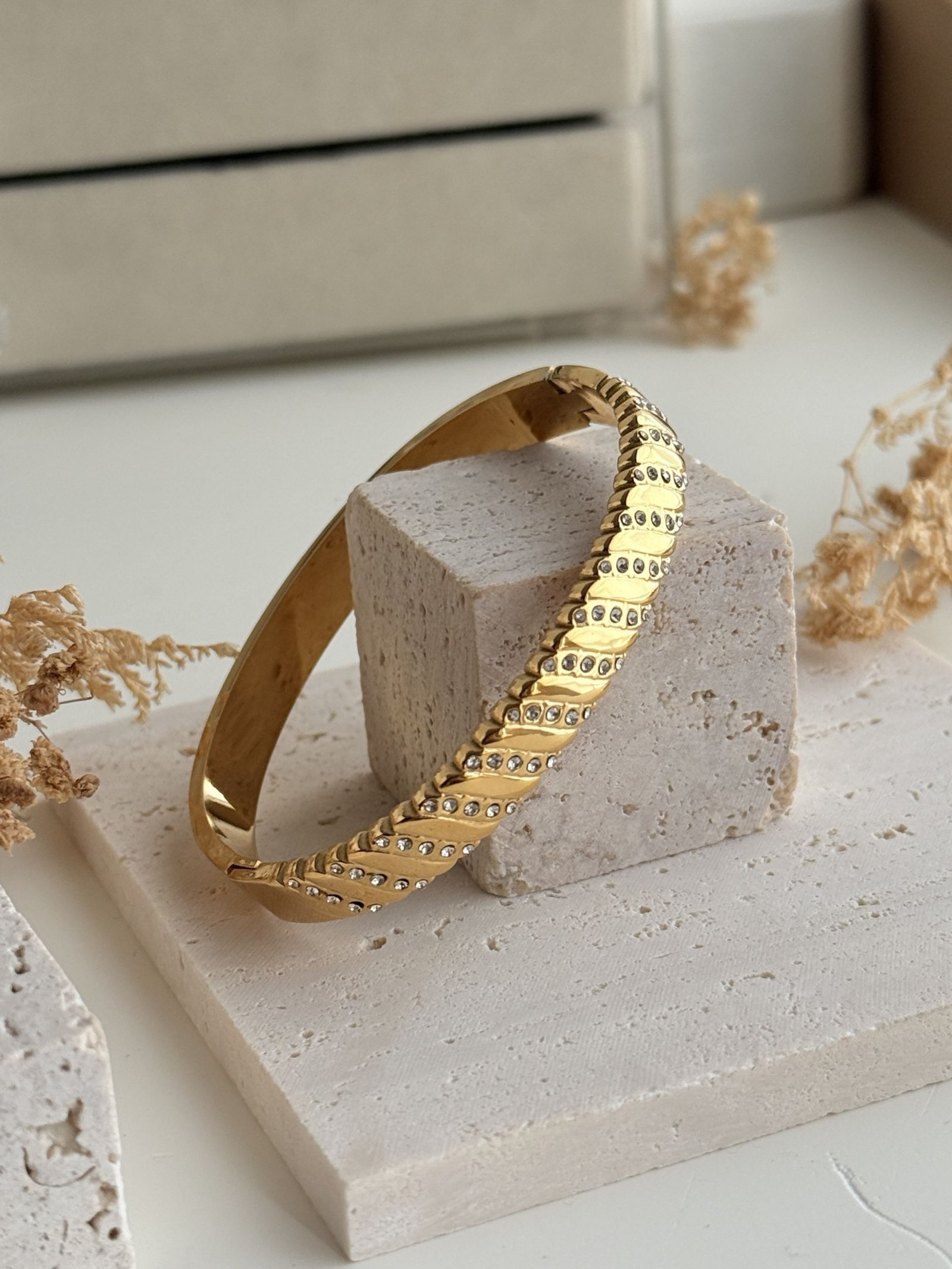 Lioren Pavé Ridge Cuff