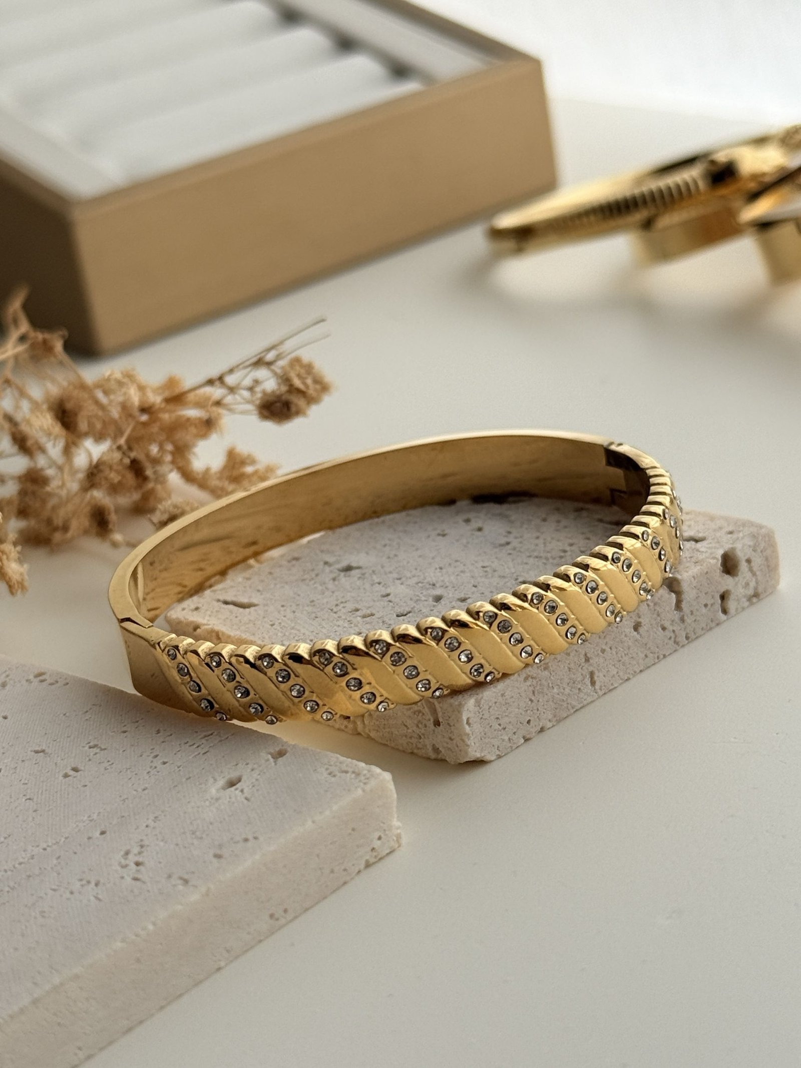 Lioren Pavé Ridge Cuff