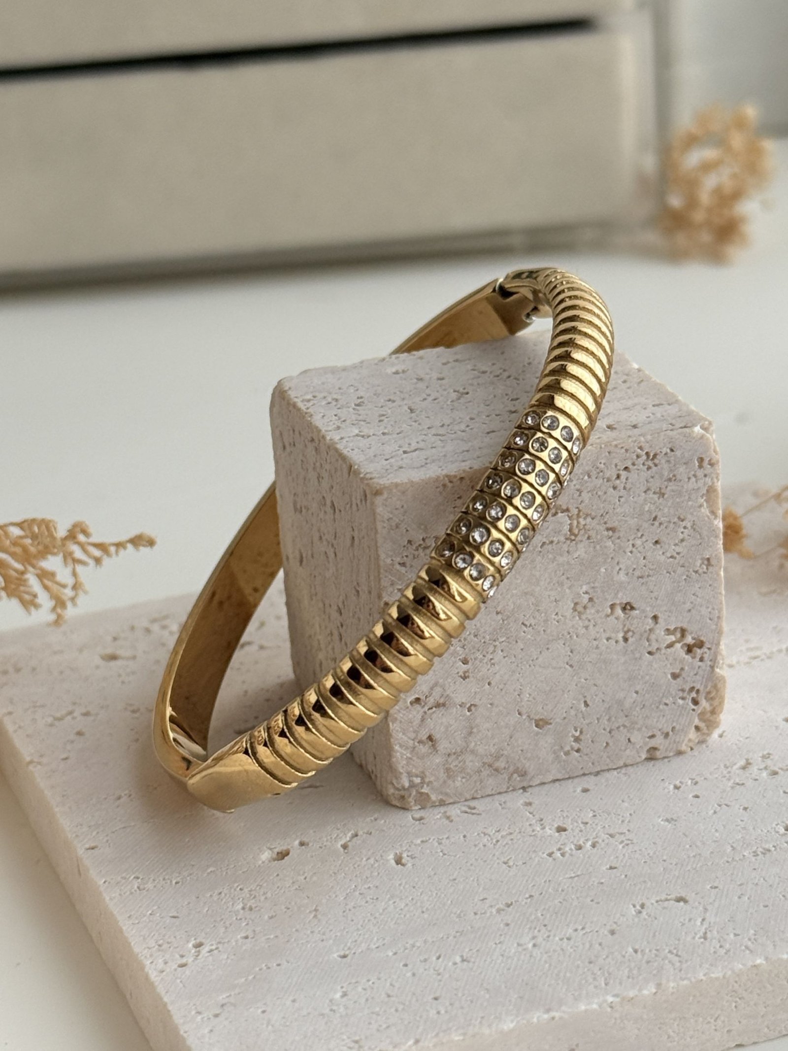 Elaris Ribbed Cuff