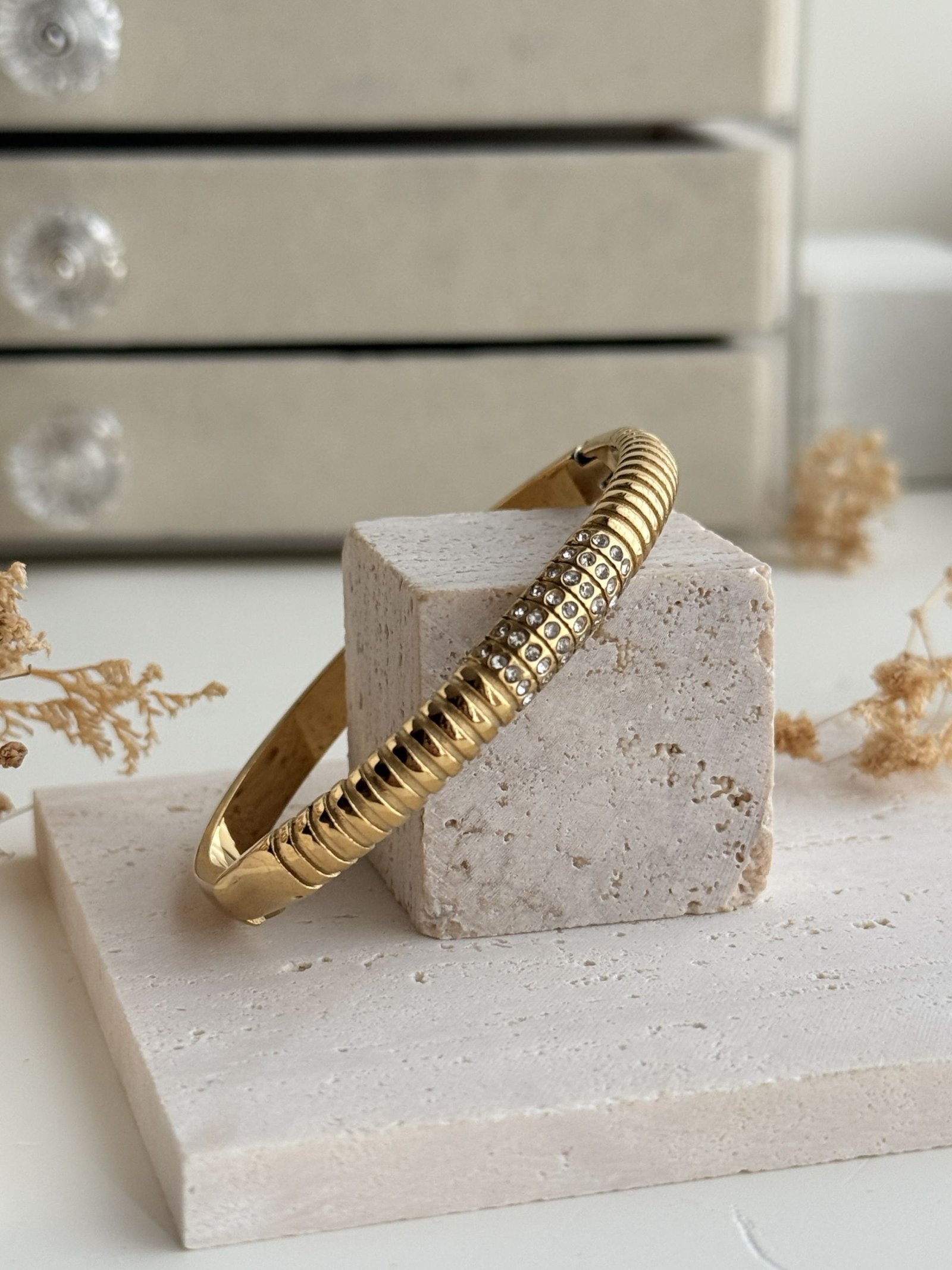 Elaris Ribbed Cuff