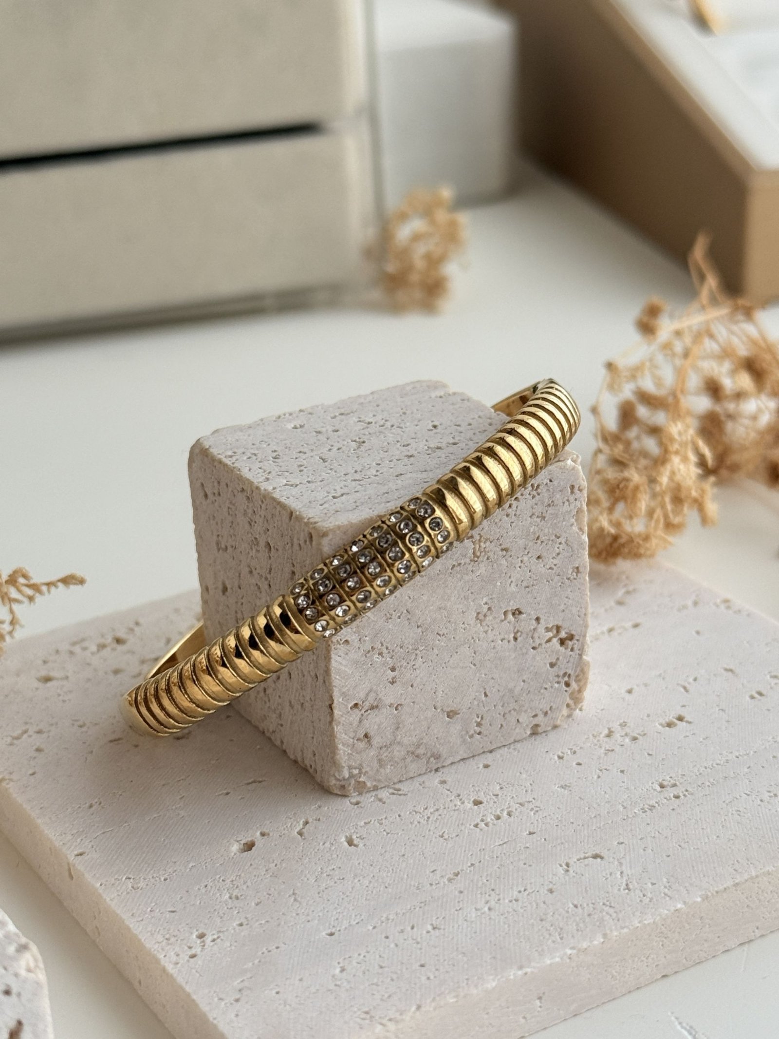 Elaris Ribbed Cuff