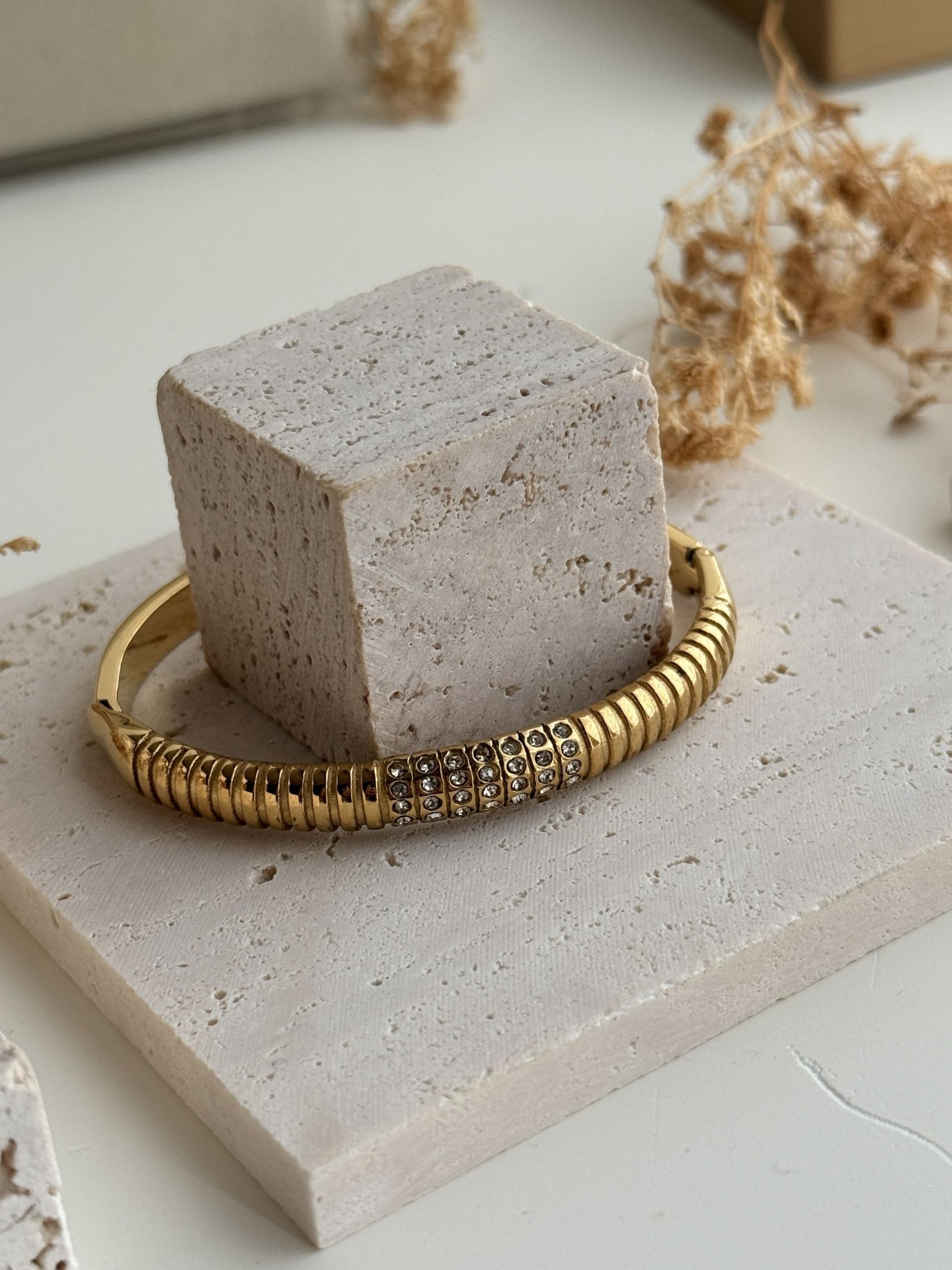 Elaris Ribbed Cuff