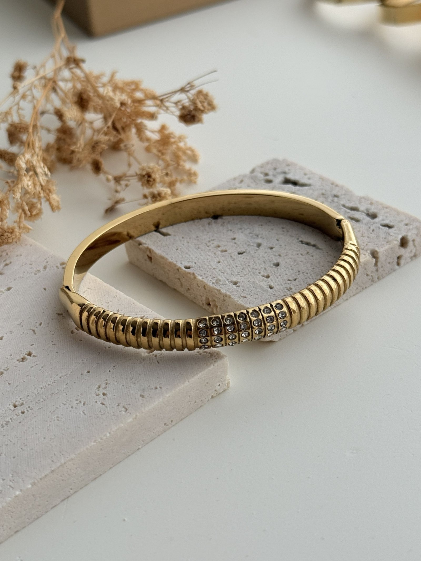 Elaris Ribbed Cuff