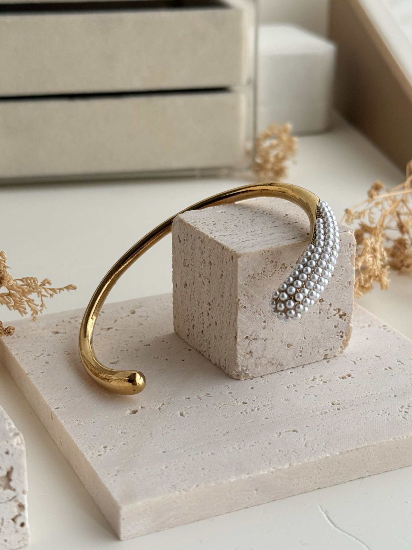 Nivelle Pearl Arc Cuff
