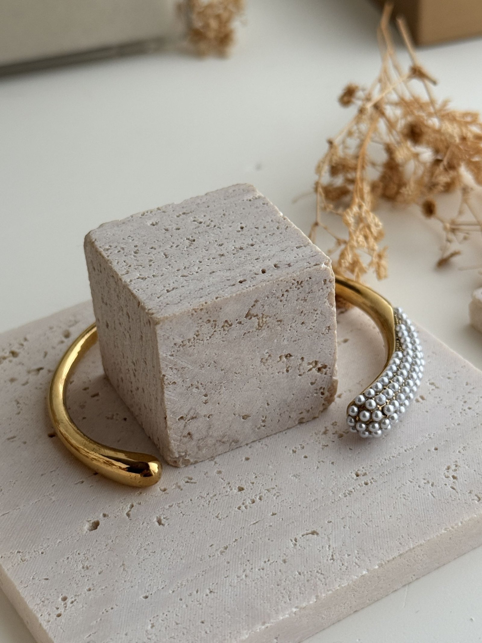 Nivelle Pearl Arc Cuff