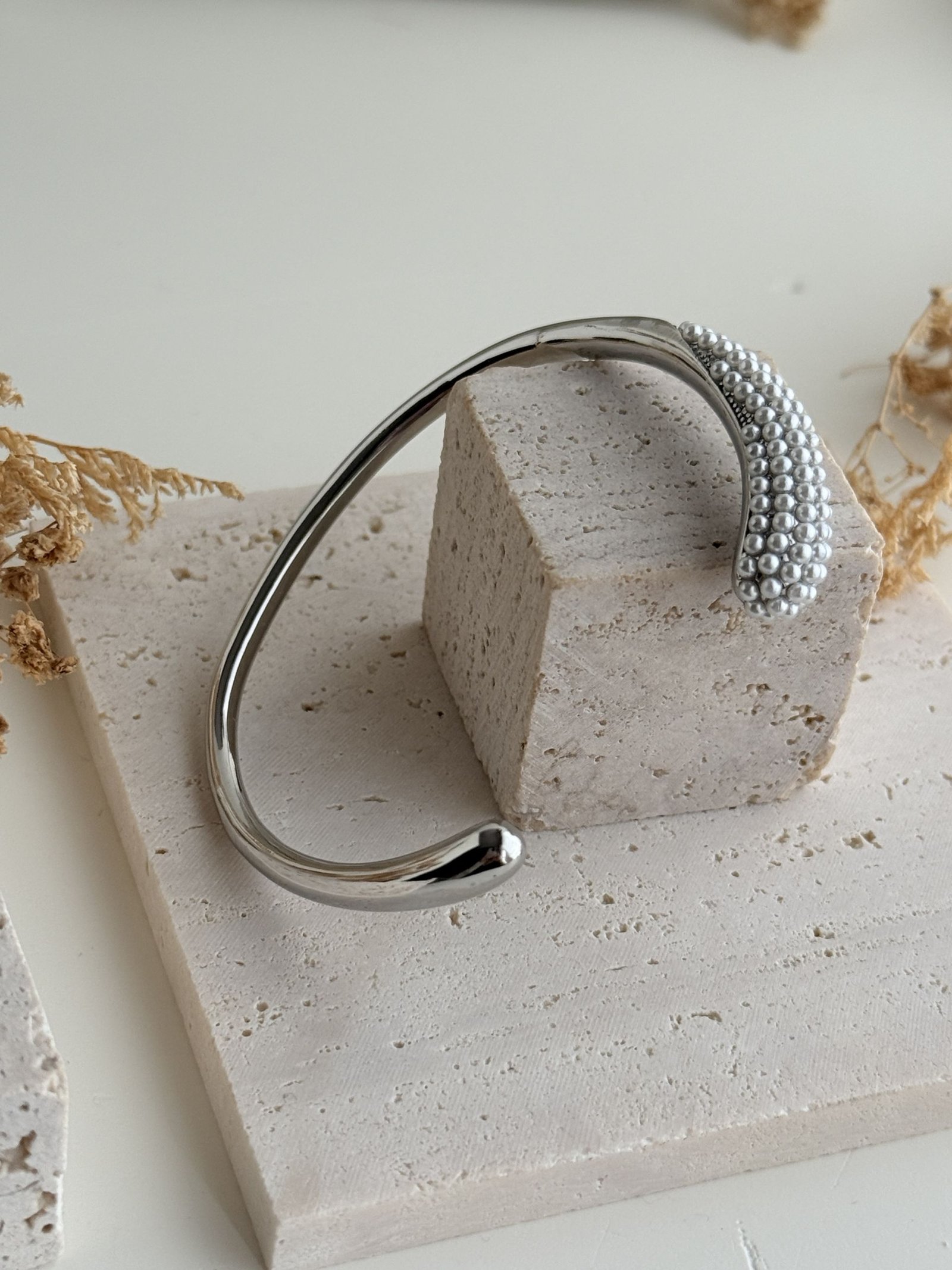 Nivelle Pearl Arc Cuff