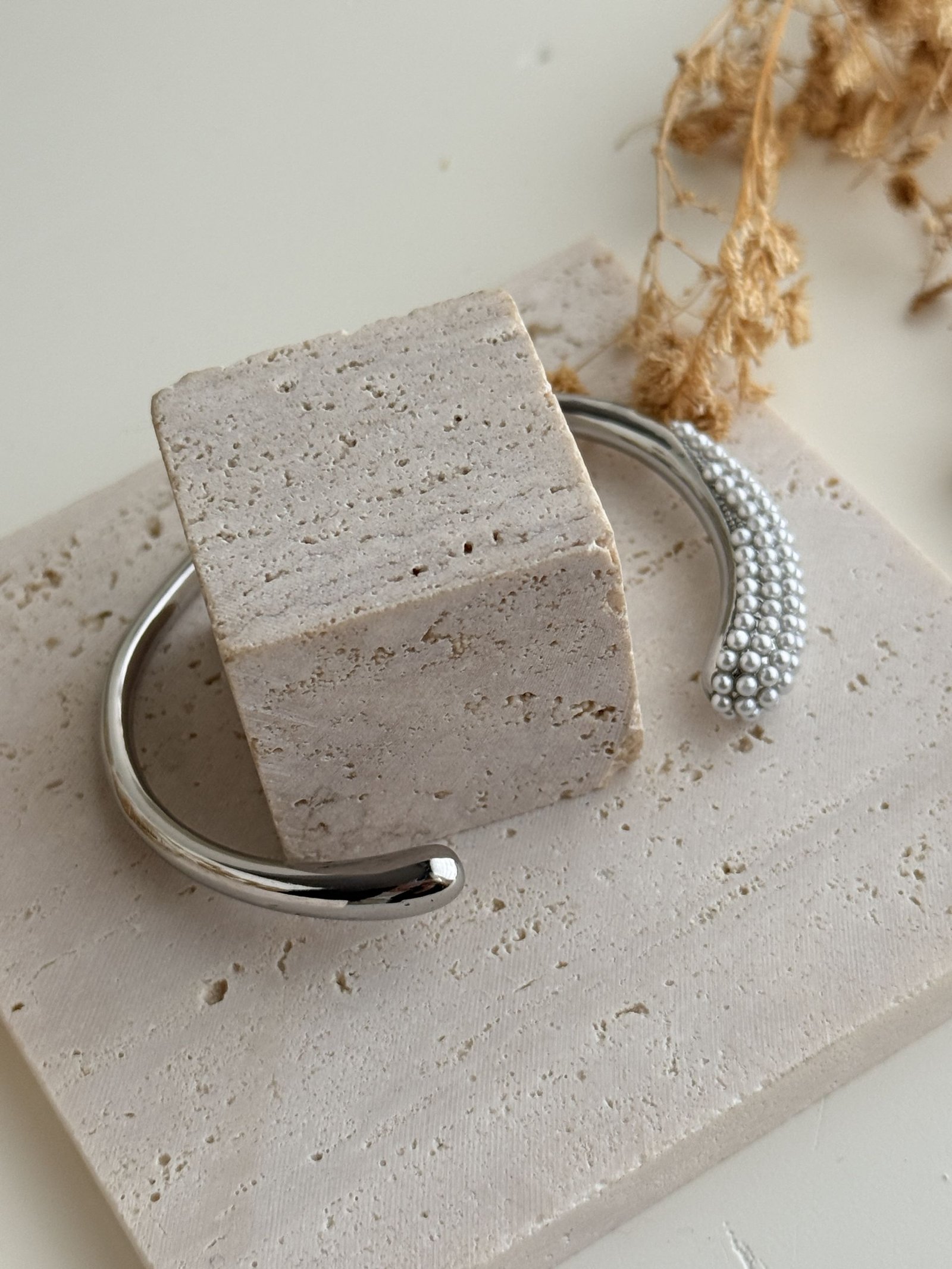 Nivelle Pearl Arc Cuff