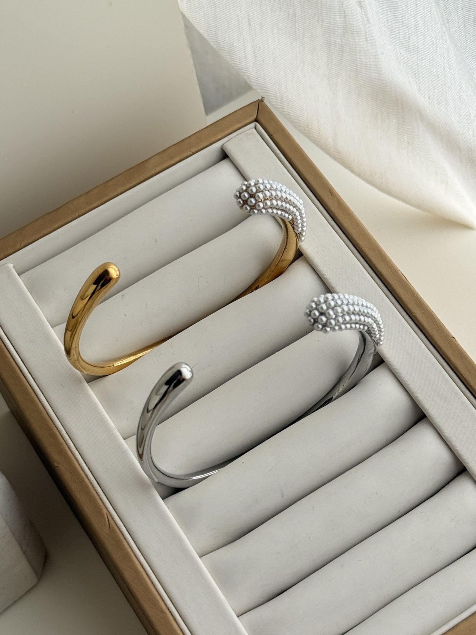 Nivelle Pearl Arc Cuff